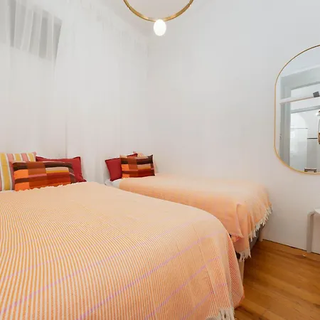 Large By Avenida Da Liberdade 7br Лиссабон